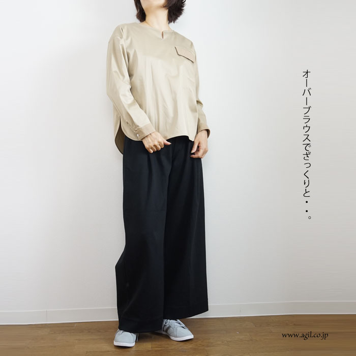 isato design works (イサトデザインワークス) キーネック サテンストレッチ プルオーバーブラウス ベージュ レディース