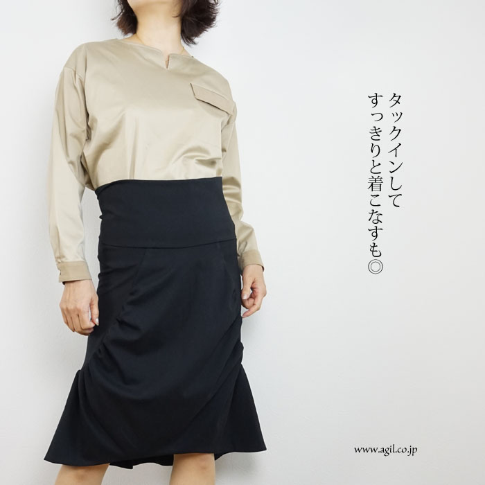 isato design works (イサトデザインワークス) キーネック サテンストレッチ プルオーバーブラウス ベージュ レディース