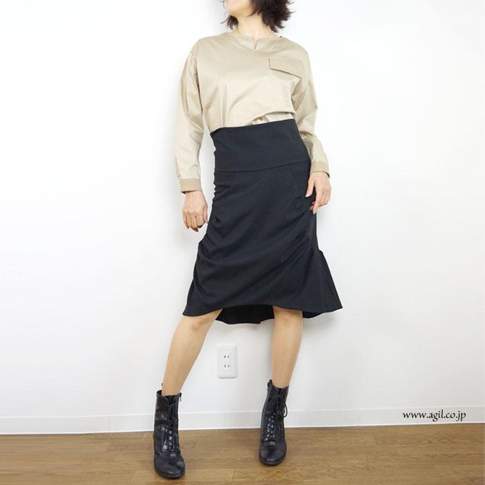 isato design works (イサトデザインワークス) キーネック サテンストレッチ プルオーバーブラウス ベージュ レディース