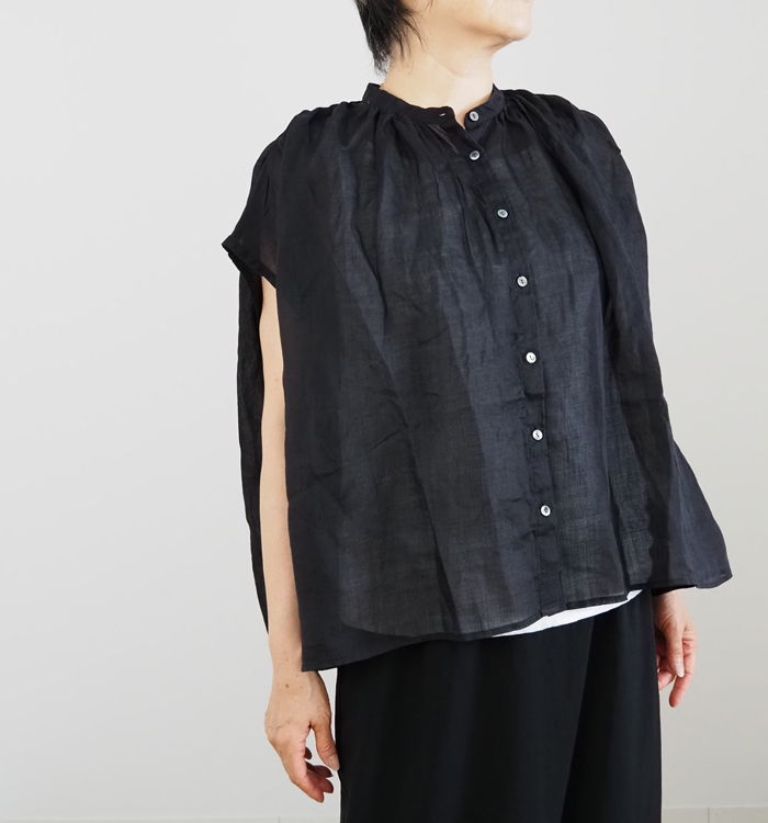 MidiUmi ラミーギャザーノースリーブシャツ スタイリング