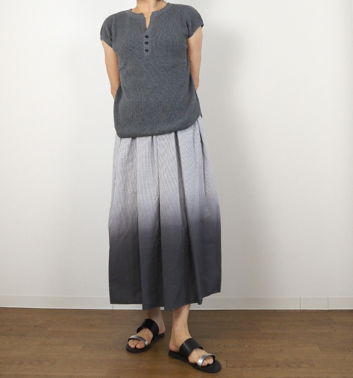 MidiUmi グラデーションダイフレアースカート グレー スタイリング