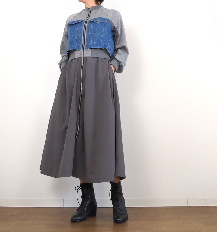 グレー 裾からジップを開けた着用イメージ