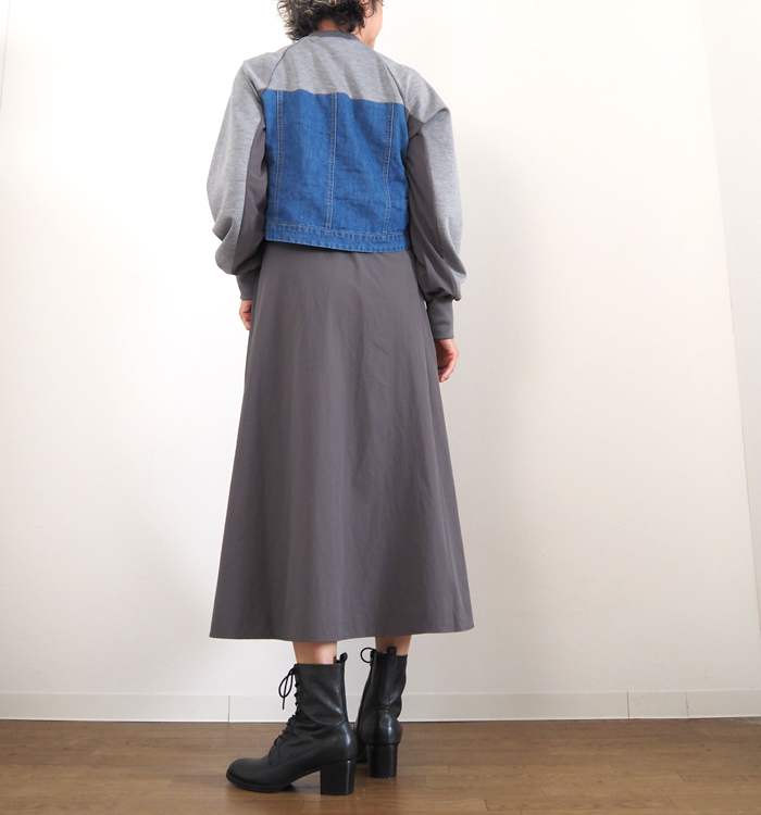 グレー 後ろ姿 背中のデニム切り替え