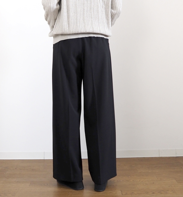 着用 後ろ姿のシルエット