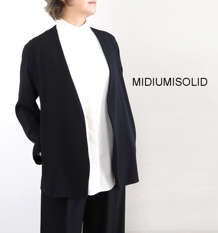 MIDIUMISOLID ノーカラージャケット ブラック 白シャツに羽織った着用イメージ