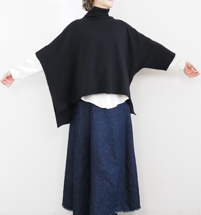 腕を広げたポンチョ型のシルエット