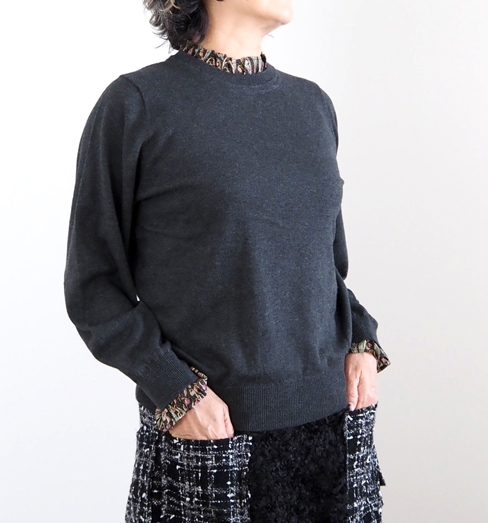 チャコール着用 前姿 ゆとりのある袖と袖口のリバティ柄