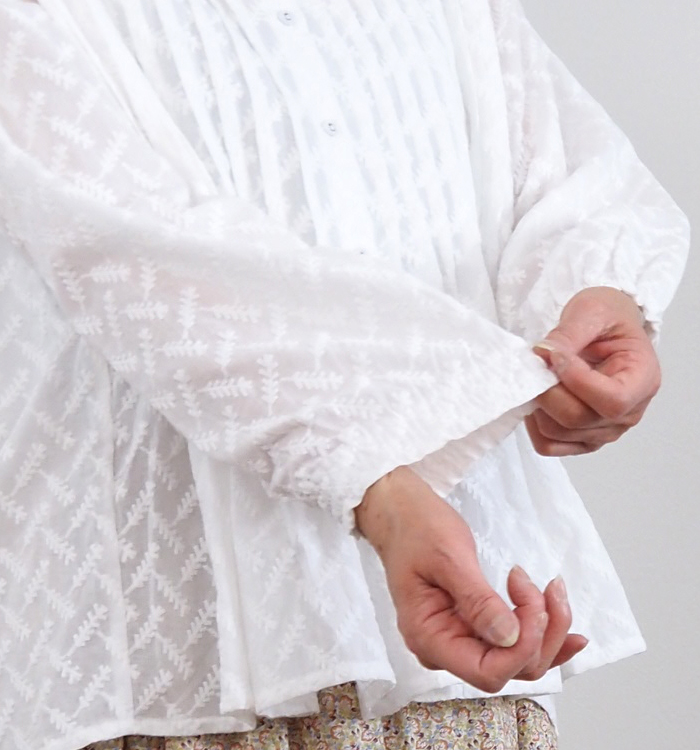 sosotto ソソット 刺繍ピンタックブラウス 小枝柄