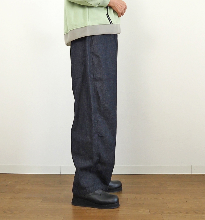ノッポパンツ 着用 横姿 丸みのあるシルエット