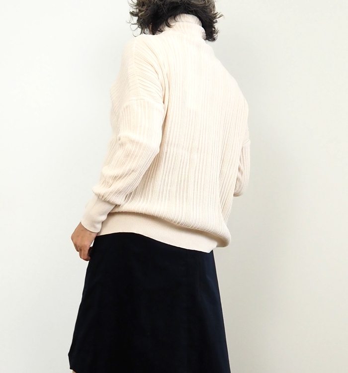 アイボリー着用 バックスタイル