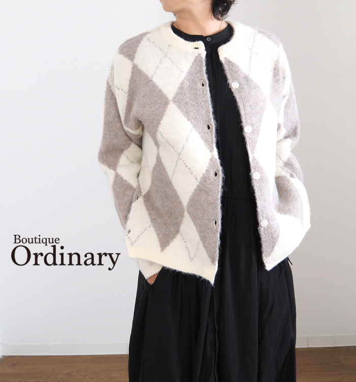 Boutique Ordinary アーガイル柄ニットカーディガン 黒ワンピースに羽織った着用イメージ