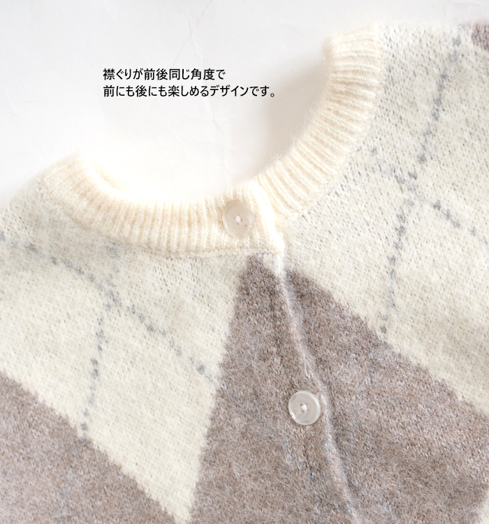 前後同じ角度の襟ぐりとボタンのディテール