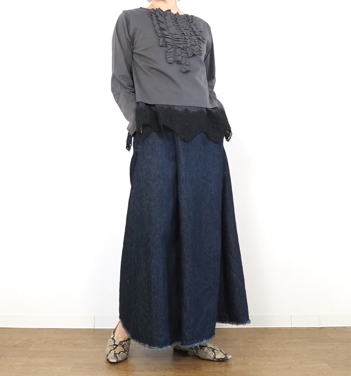 グレーのトップスにブラックを重ねた全身コーデ