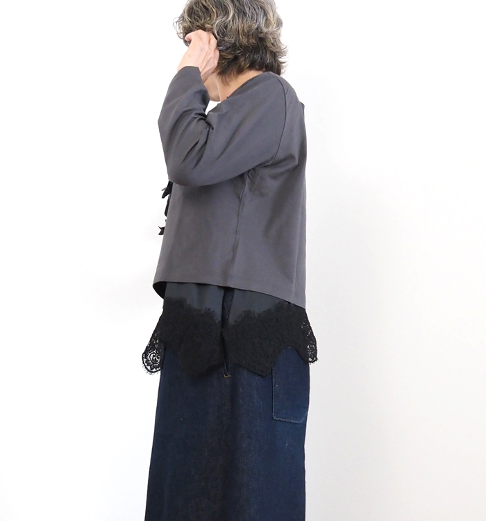 カットソーの裾からのぞくブラックのレース 横姿