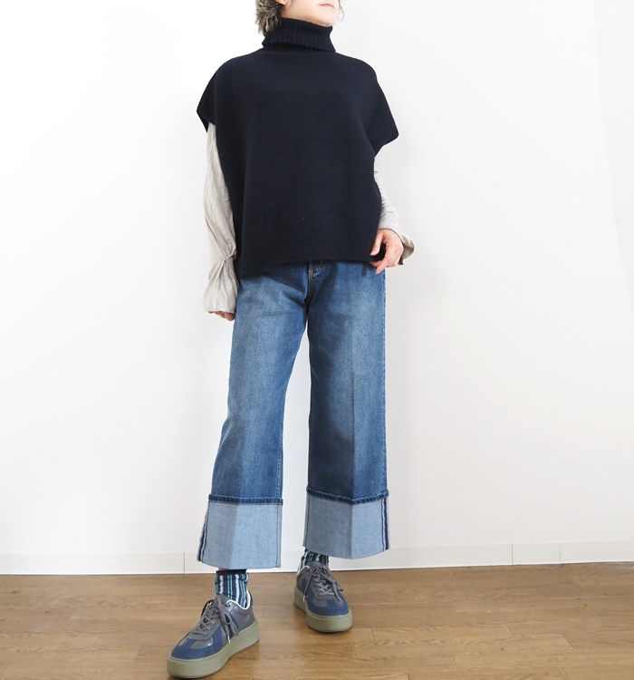 ネイビー ワイドデニムに合わせた着用スタイリング