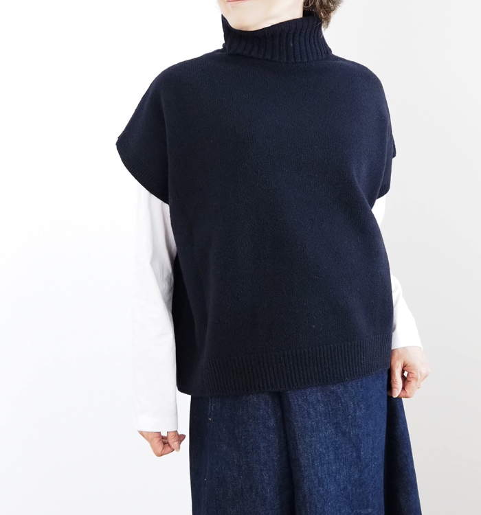 ネイビー 白シャツに重ねた着用イメージ